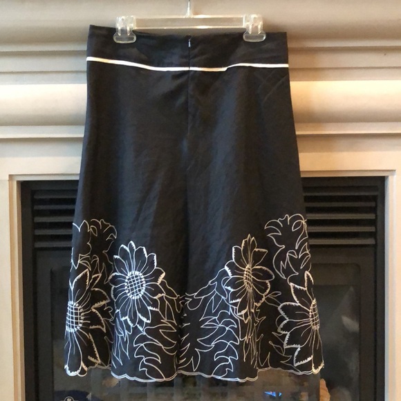 Black linen with white floral embroidery, knee length, lined skirt. - Picture 2 of 3